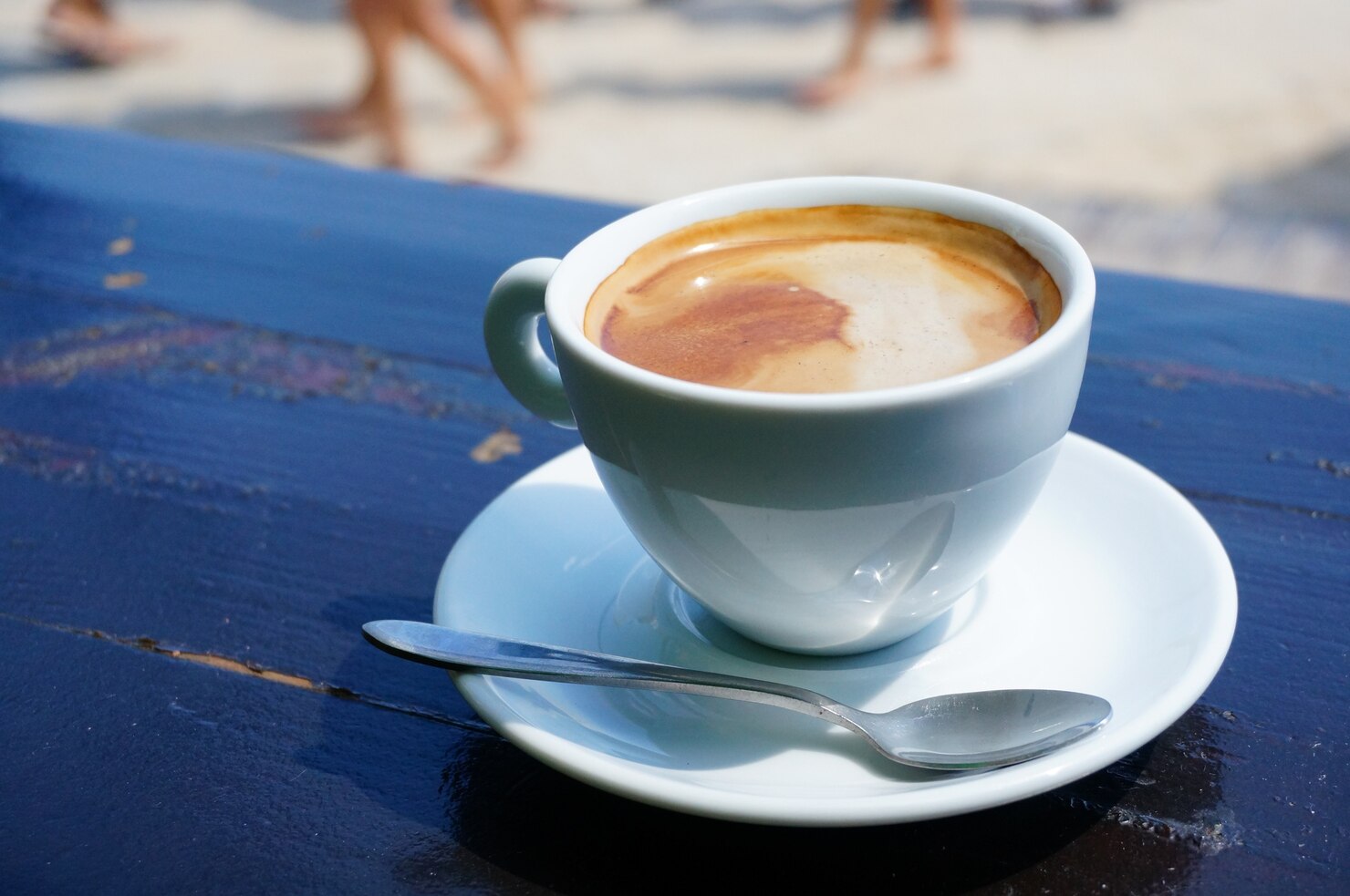 primer plano taza cafe platillo blanco cuchara metal 181624 27779